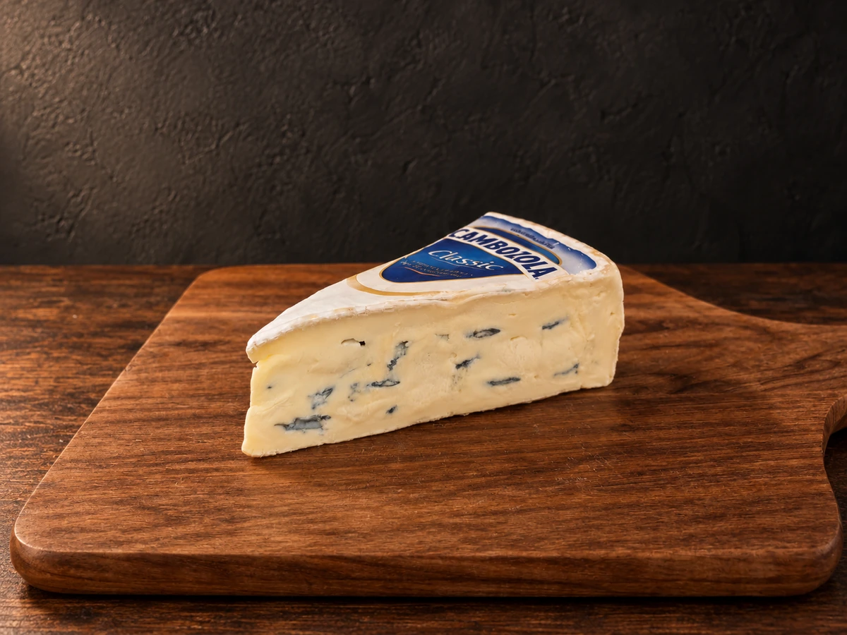 Cambozola op een robuuste houten kaasplank
