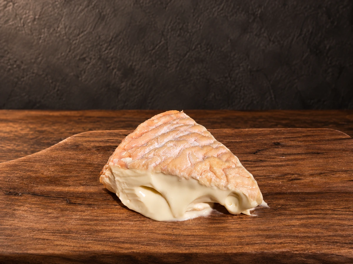 Époisses op houten plank