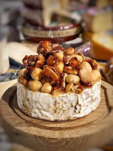 Camembert met caramel en noten
