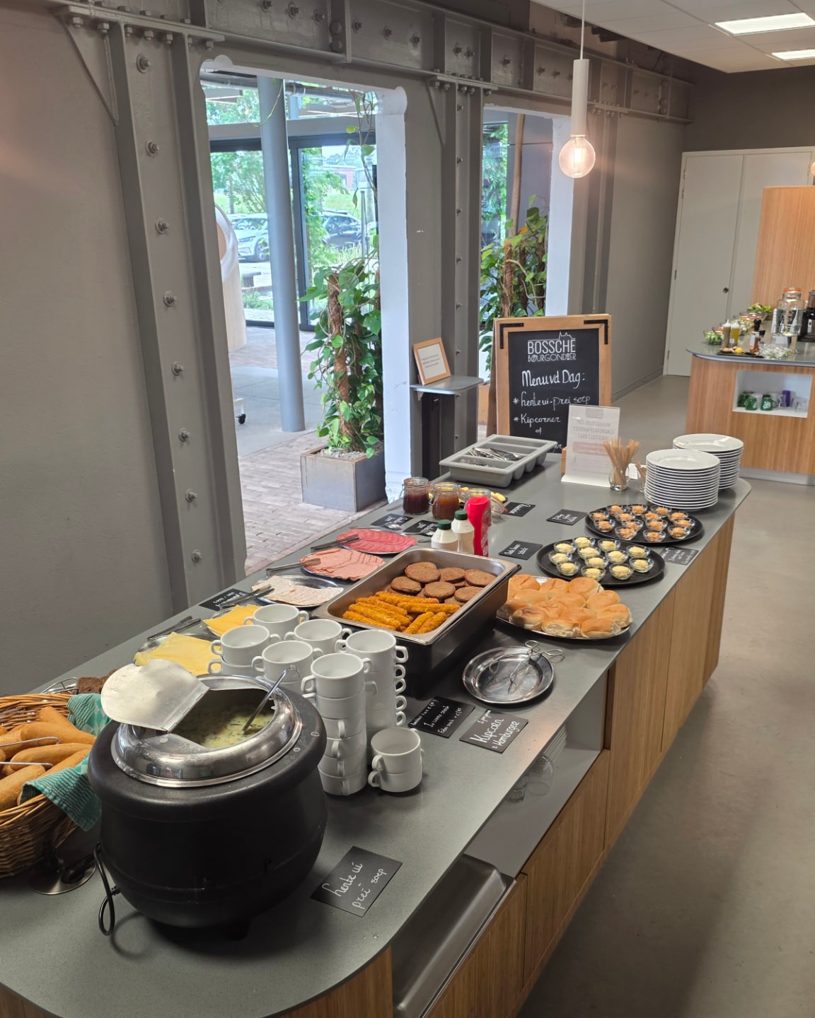 Lunchbuffet in het bedrijfsrestaurant van Koninklijke Kuijpers, dat wij elke werkdag verzorgen