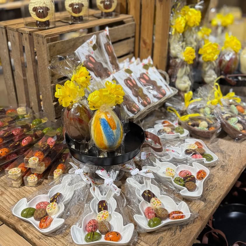 Paaschocolade met grote chocolade eieren en schaaltjes in de winkel
