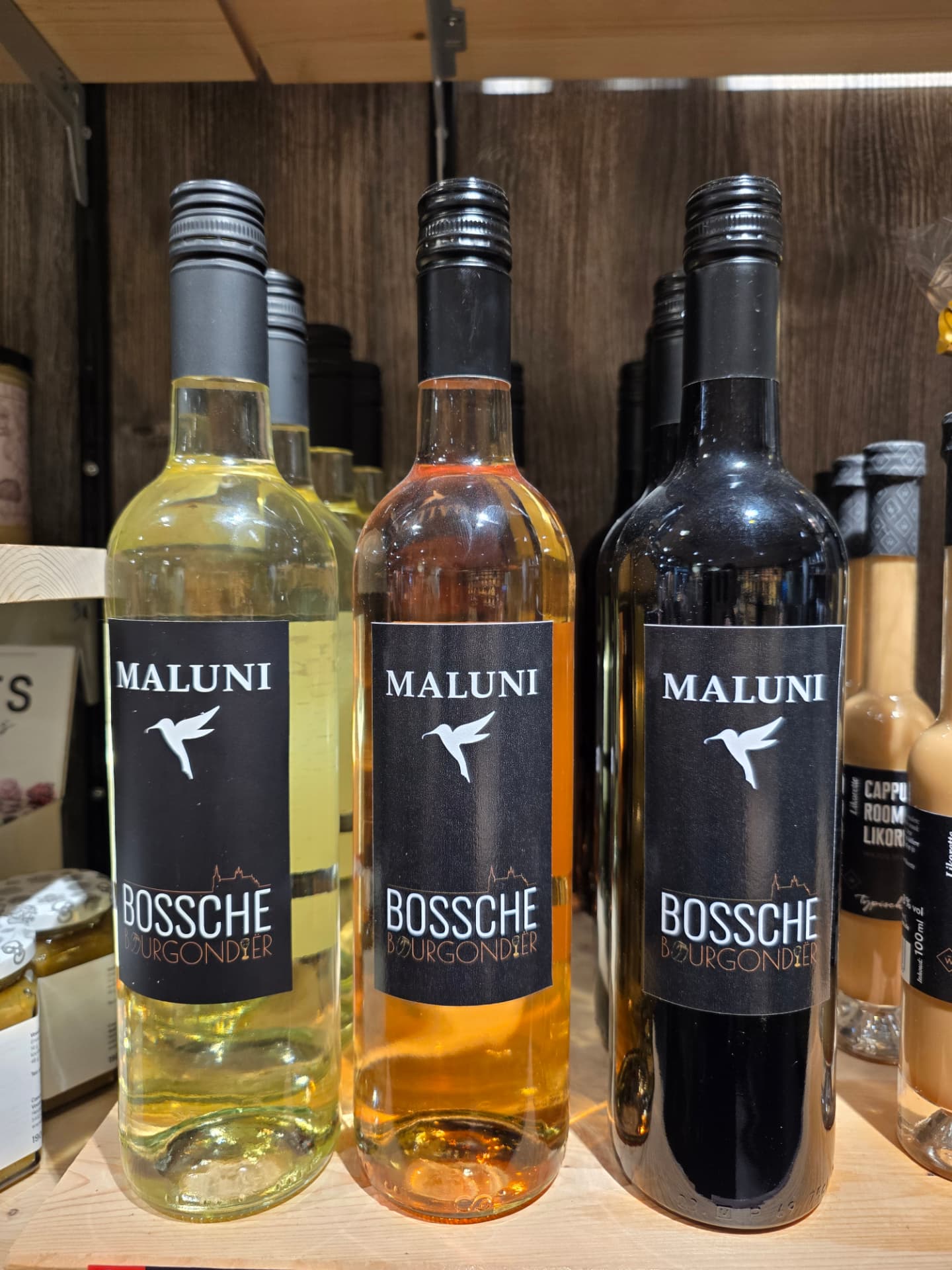 Drie flessen Maluni-wijn in onze winkel