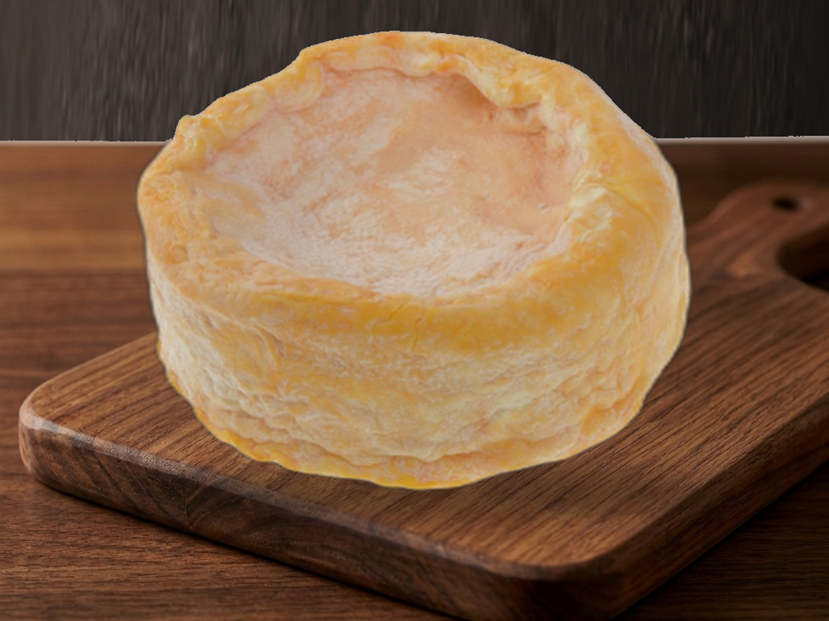 Langres op een robuuste houten kaasplank