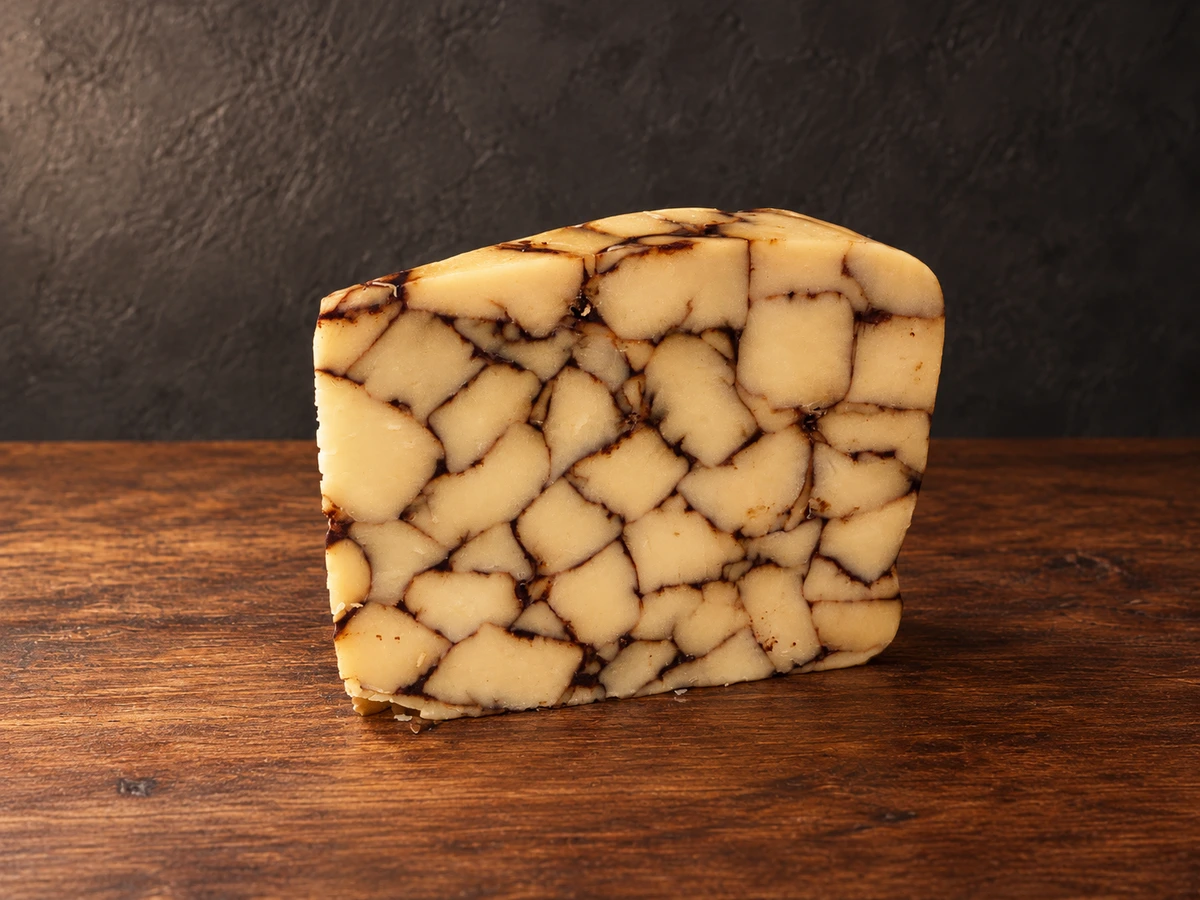 Gemarmerde Irish Porter cheddar op houten plank
