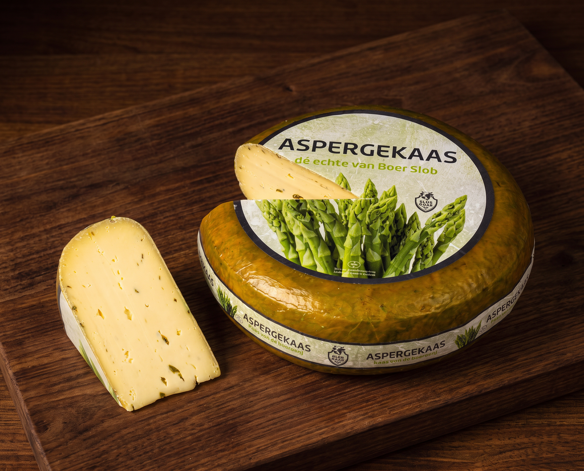 Aspergekaas van Boer Slob op een warme houten plank