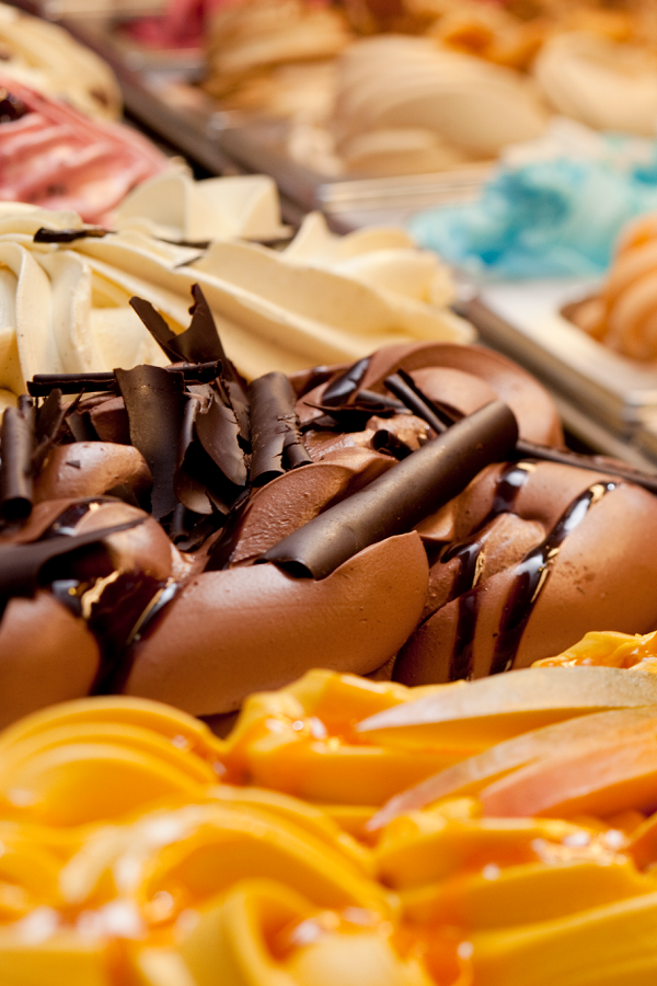 Vitrine met ambachtelijk Italiaans schepijs bij de Bossche Bourgondiër