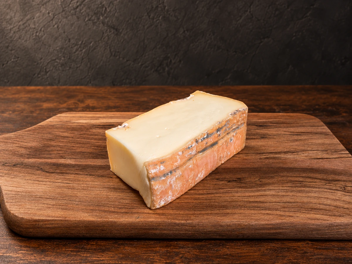 Taleggio di Grotta op een houten plank