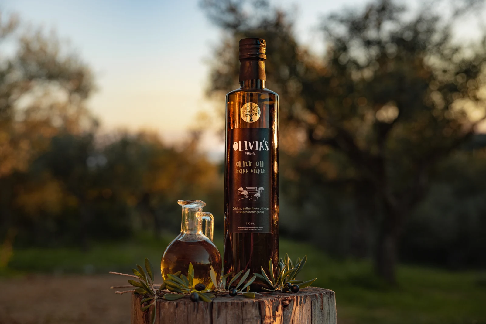 Fles Olivia’s extra vierge olijfolie, gefotografeerd in de olijfboomgaard