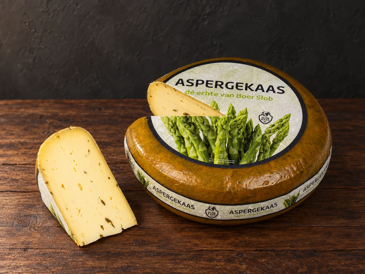 Aspergekaas van Boer Slob op een warme houten plank