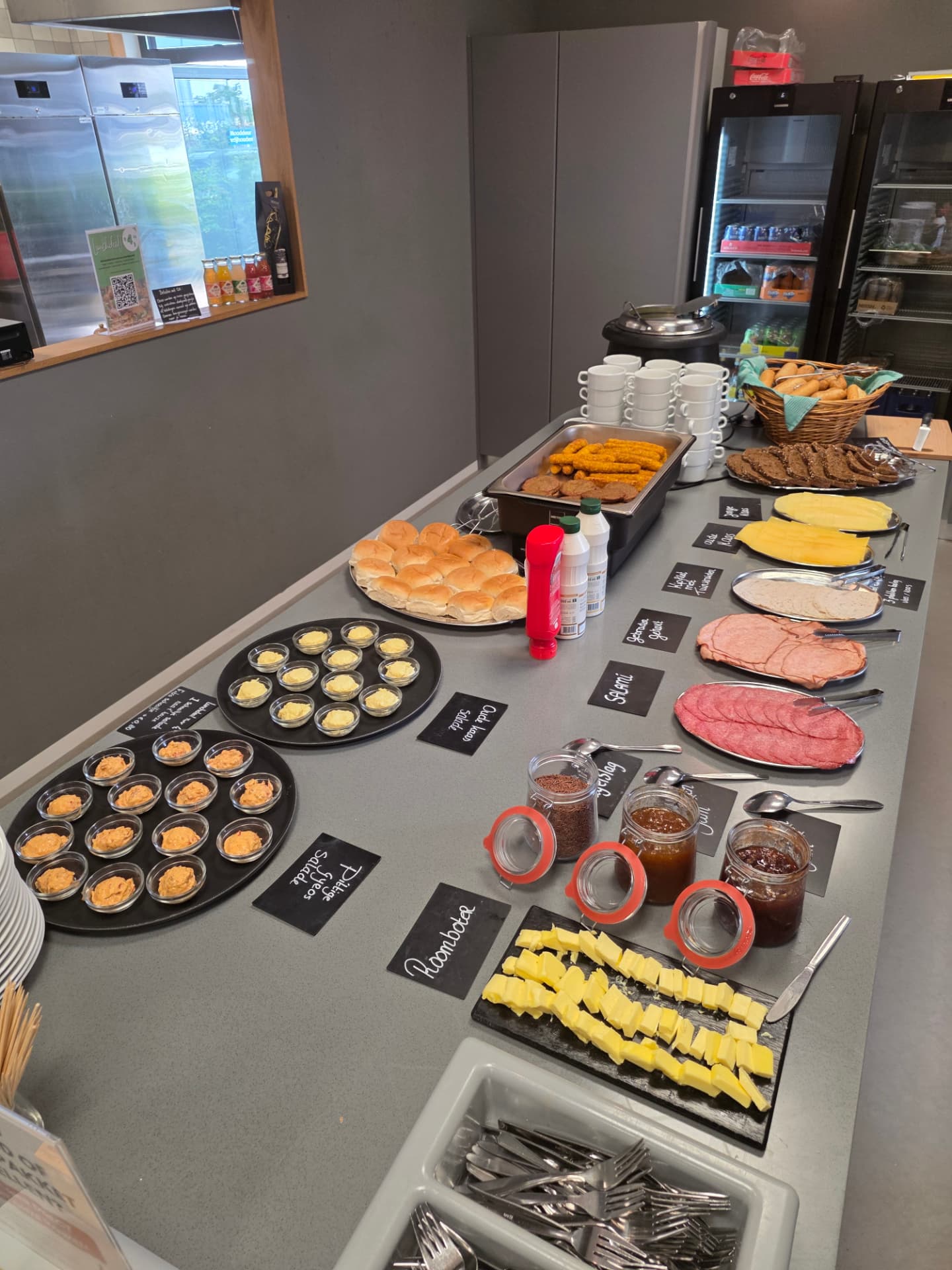 Rijkgevuld buffet met warme snacks en verse producten