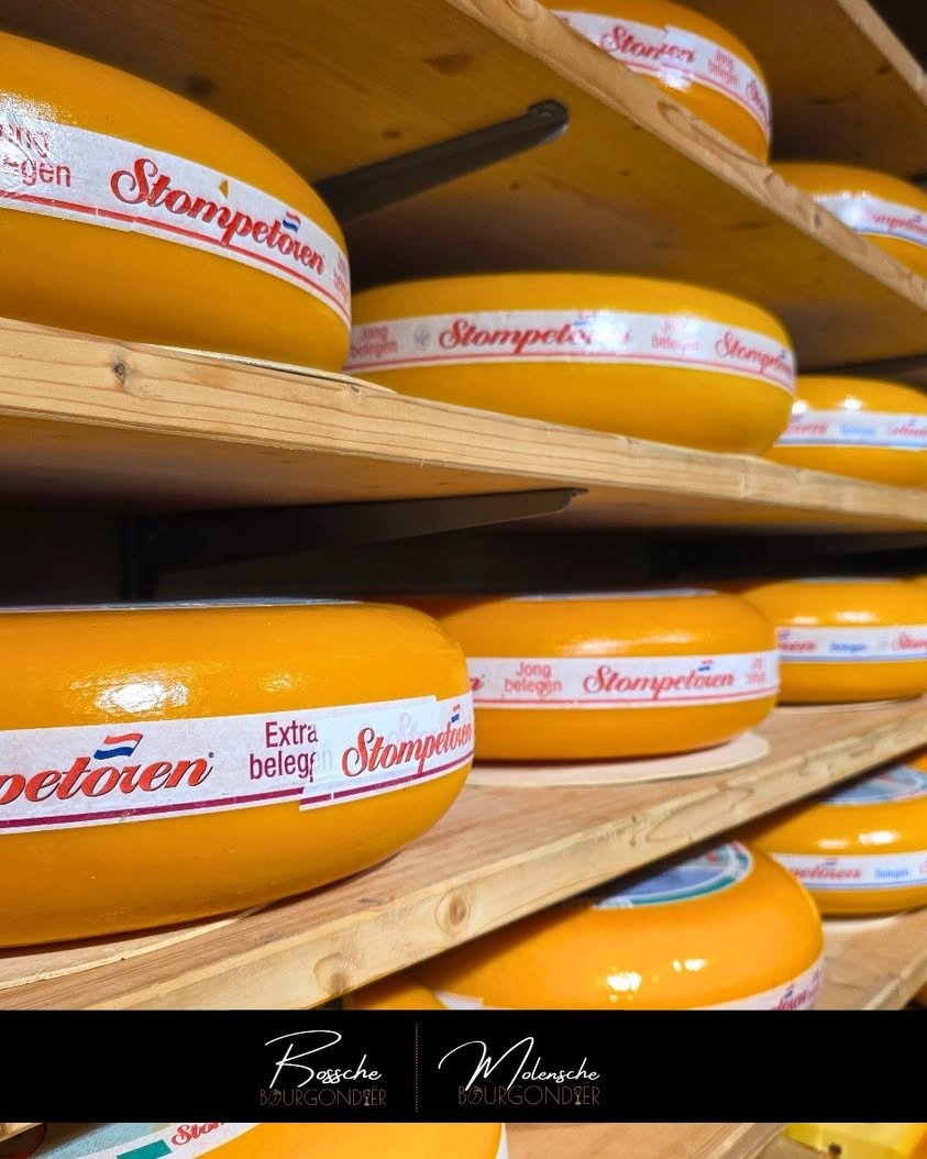 Stompetoren kazen op de plank in de winkel