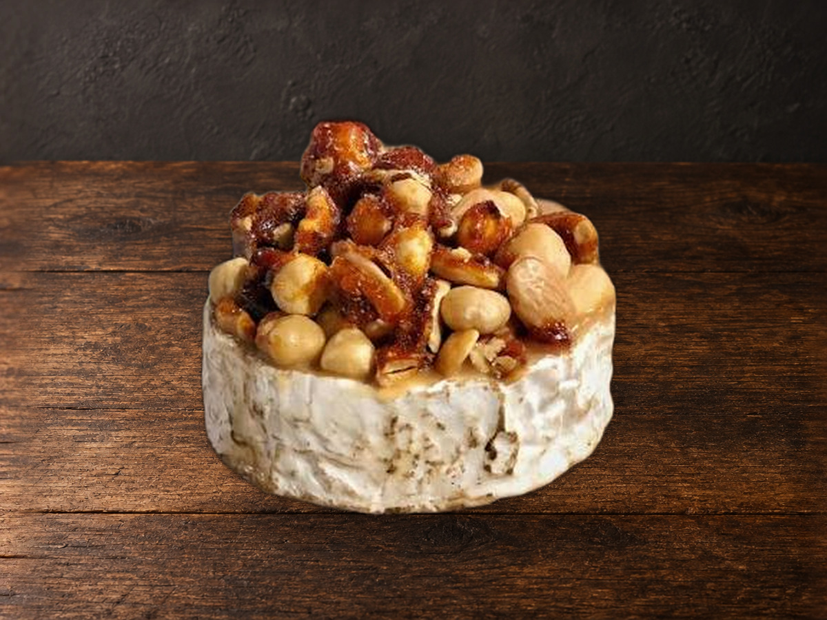 Kleine camembert opgemaakt met caramel en noten