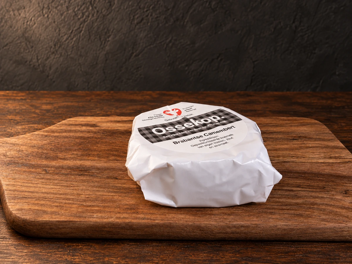 Ossekop Brabantse camembert in verpakking op houten plank