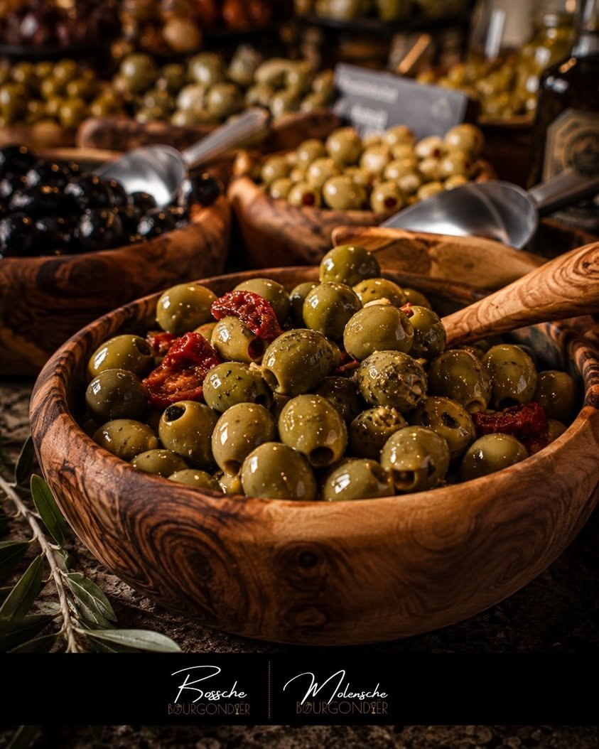 Houten schaal met zoete Spaanse olijven uit de vitrine