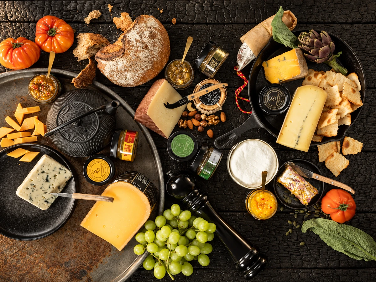 Dips en chutneys in potjes op een donkere tafel