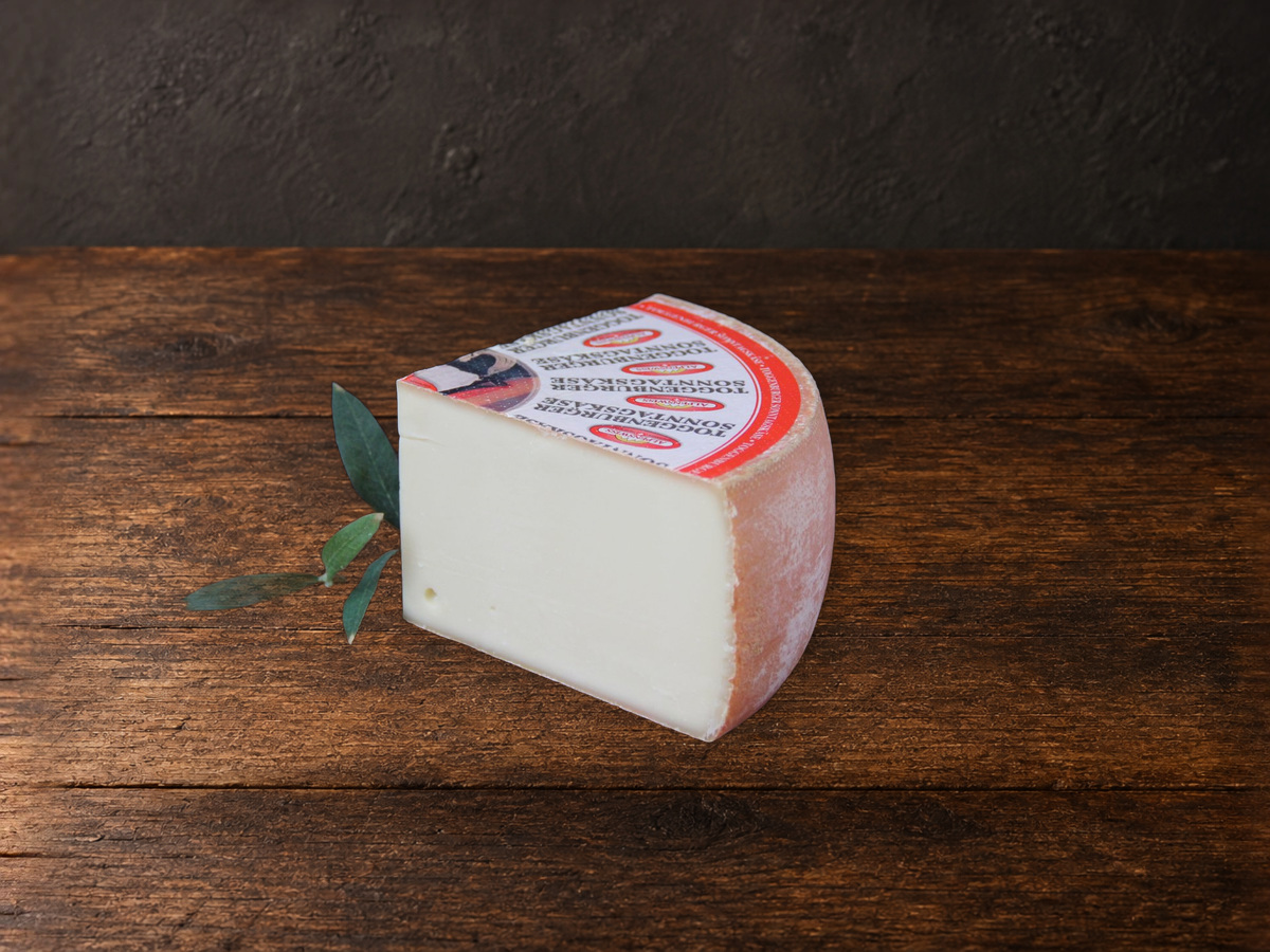 Toggenburger Sonntagskäse, punt op een houten plank