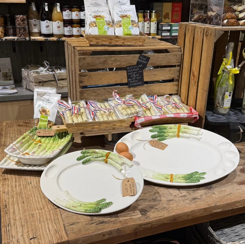 Handgemaakt Italiaans servies met aspergemotief in de winkel in Rosmalen