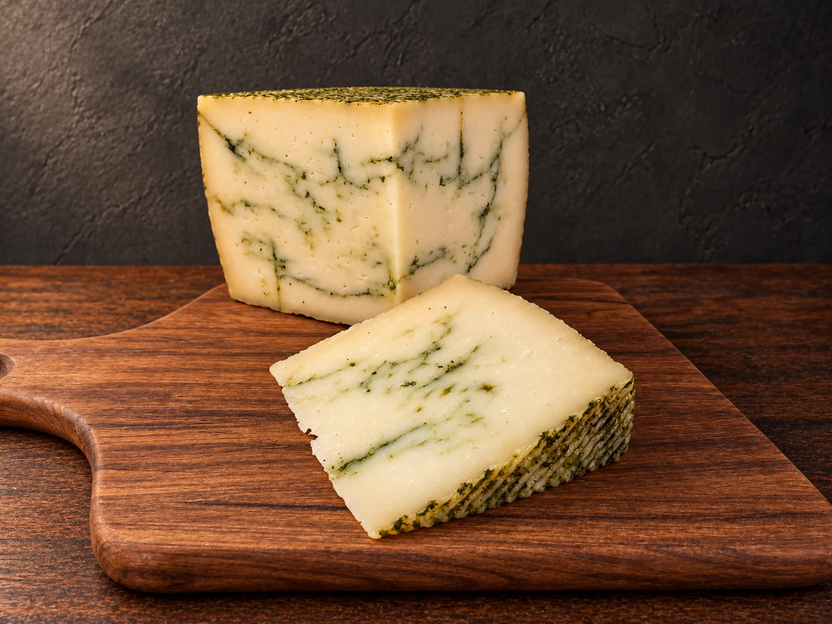 Manchego pesto op houten plank