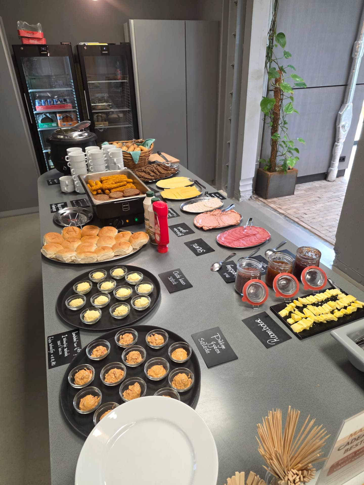Lunchbuffet met broodjes, kaas, vleeswaren en salades bij Kuijpers